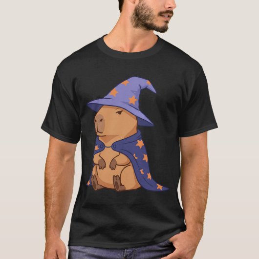 不機嫌なウィザードCapybaraと魔法の岬と帽子 Tシャツ (正面)