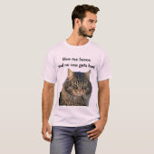 不機嫌なエンジェルはあなたのベーコンを欲しがっている Tシャツ (正面フル)