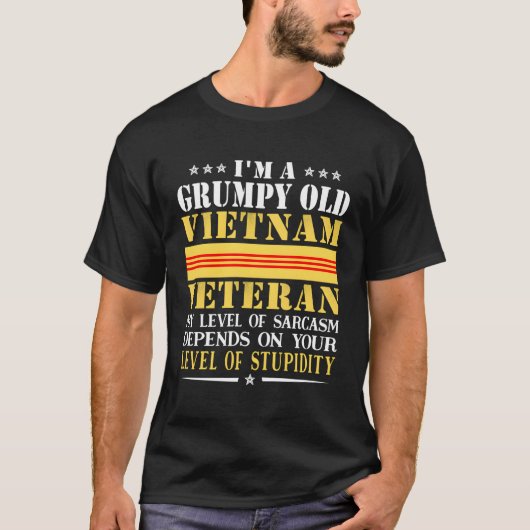 不機嫌なオールドベトナム退役軍人男性 Tシャツ (正面)