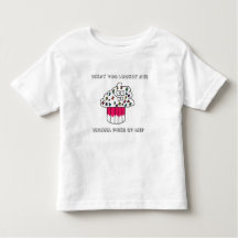 不機嫌なカップケーキの女の子は白のTシャツを波立たせました