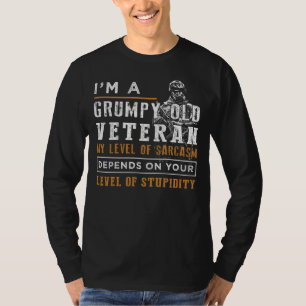 不機嫌な古い退役軍人ティーでユーモアと勇気をショーケース Tシャツ