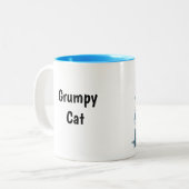 不機嫌な猫のマグカップ ツートーンマグカップ (正面左)