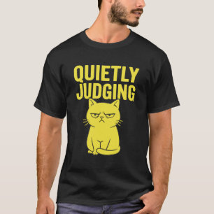不機嫌な猫の態度 - 静かに判断する面白い猫 Tシャツ