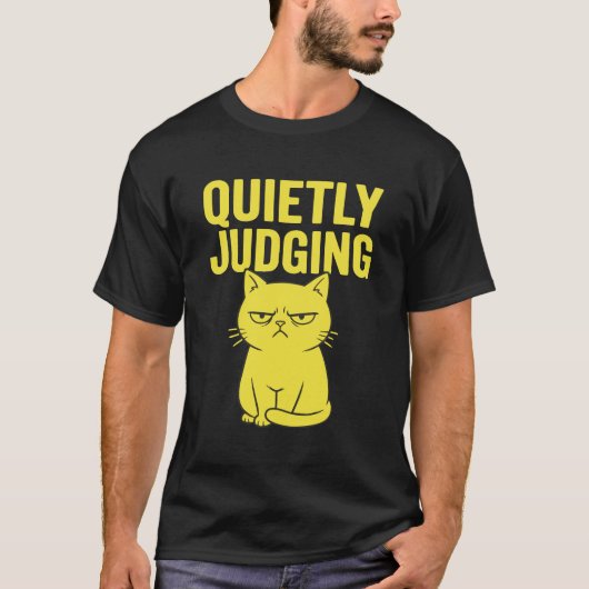 不機嫌な猫の態度 - 静かに判断する面白い猫 Tシャツ (正面)