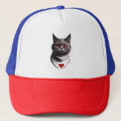 不機嫌な猫の赤い目とハートの首輪のTシャツ – Fu キャップ (正面)