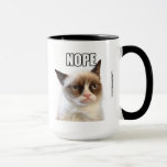不機嫌な猫™ NOPEマグカップ マグカップ<br><div class="desc">このデザインは、オリジナルのGrumpy Cat™イメージと文字「NOPE」を備えている。</div>