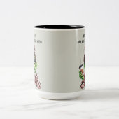 不機嫌な緑の毛皮の女性がコーヒーが大好き ツートーンマグカップ (中央)