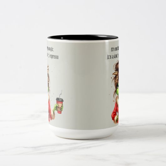 不機嫌な緑の毛皮の女性がコーヒーが大好き ツートーンマグカップ (中央)