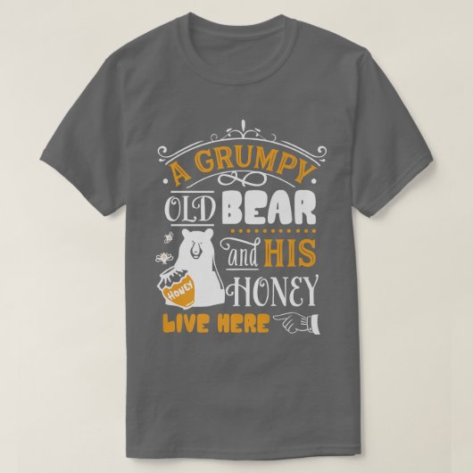 不機嫌な老クマと彼の蜂蜜はここにプレミアム住んでいる Tシャツ (デザイン正面)