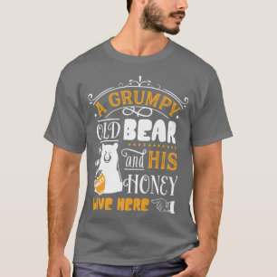 不機嫌な老クマと彼の蜂蜜はここにプレミアム住んでいる Tシャツ