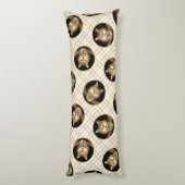 不機嫌タビーキャットポートレート絵を描ズキュートオリジナルアート ボディピロー (裏面 (縦))