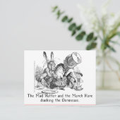 不機嫌ハッターと3月うさぎがヤマネをダンキング ポストカード (スタンド正面)