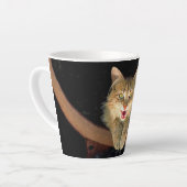 不機嫌絵画猫の可愛いオリジナル猫アート カフェラテマグ (左アングル)