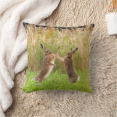 不機嫌野生のウサギボクシングと戦いノーフォークUK クッション (ブランケット)