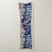 不機嫌·マン·オン·マーケット·アンド·メイン（シンガポール） ボディピロー (正面縦)