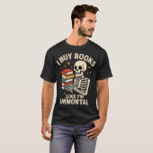 不死身のスケルトン読書家 本を買うように私は生きている I Buy Books Tシャツ (正面フル)