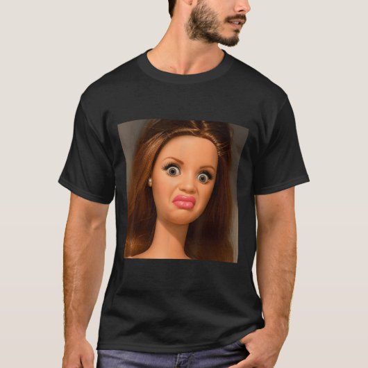 不気味なおもちゃの顔の面白いミーム Tシャツ (正面)