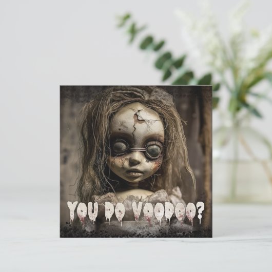 不気味なかわいいブードゥー人形大人ハロウィーン 招待状 (スタンド正面)