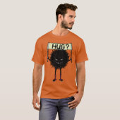 不気味なかわいい悪キャラクターハグ Tシャツ (正面フル)