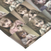 不気味なアンティークドールハロウィーンを持つ小さな女の子 テーブルクロス (アングル)