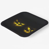 不気味なイエローハロウィーンパンプキン顔オンブラック ペーパープレート (傾斜あり)