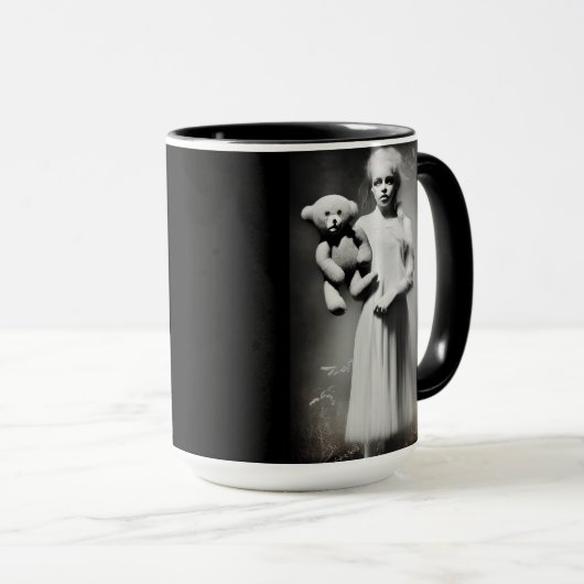 不気味なエーテルの女の子テディベアを保持 マグカップ (正面右)