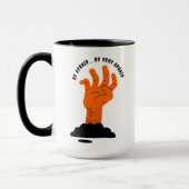 不気味なオレンジ色の手の黒い土壌ハロウィンを恐れる マグカップ (左)