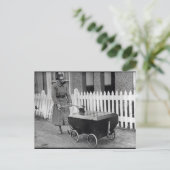 不気味なガスマスク女性戦争写真 ポストカード (スタンド正面)