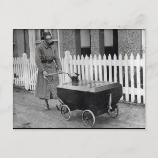 不気味なガスマスク女性戦争写真 ポストカード