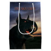 不気味なギフト。大きな黒犬 ミディアムペーパーバッグ (裏面)