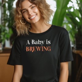 不気味なクモの巣の文字で「赤ちゃんが醸造中」 Tシャツ
