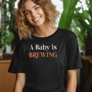 不気味なクモの巣の文字で「赤ちゃんが醸造中」 Tシャツ