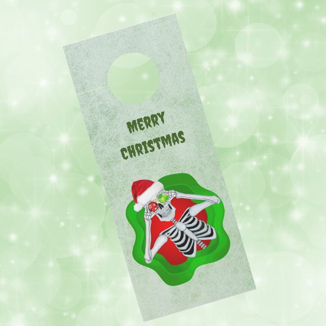 不気味なクリスマススケルトンin（ばちゃばちゃ）跳ねるオーナメントアイ ドアノブサイン (Creepy Christmas skeleton ornament eyes in splatter shape on green paper door knob hanger.)