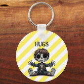 不気味なスケルトン男与えの子のハグ漫画ゴシックアート キーホルダー (裏面)