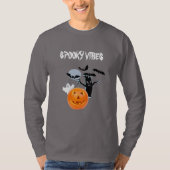 不気味なハロウィンデザイン 白い幽霊とテキスト付き Tシャツ (正面)