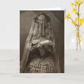 不気味なビクトリア朝の死んだ女性のドレス姿の写真 カード (黄色い花)
