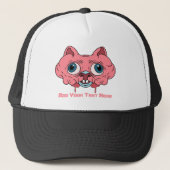 不気味なピンクのキャラクター脳猫グラフィックデザイン キャップ (正面)