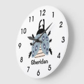 不気味なブルーバグビートル黒いスパイキーの脚がパーソナライズ ラージ壁時計 (傾斜)