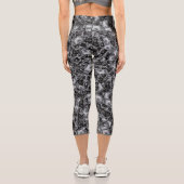 不気味なヘッドマスクモチーフのランダムパターン カプリレギンス (裏面)