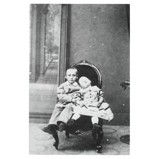 不気味なヴィンテージ兄弟の肖像 メタルプリント (正面)