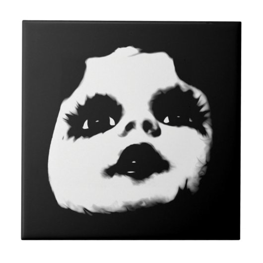 不気味な人形の顔 タイル (正面)