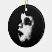 不気味な人形顔 セラミックオーナメント (左)