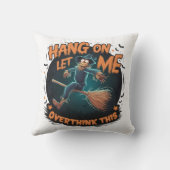 不気味な夜飛んでいるを通してハロウィーンのかかし クッション (裏面)