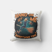 不気味な夜飛んでいるを通してハロウィーンのかかし クッション (正面)