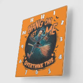 不気味な夜飛んでいるを通してハロウィーンのかかし スクエア壁時計 (傾斜)