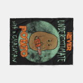 不気味な怒ポテトチェーンソーホラー映画愛好家H フリースブランケット (正面(横))