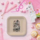 不気味な日ハロウィーンの魔女スケルトンを持っている ペーパープレート (パーティー)