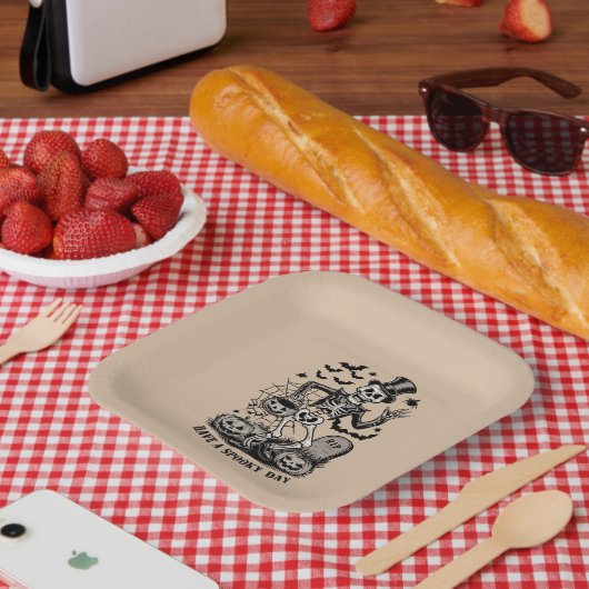 不気味な日ハロウィーンの魔女スケルトンを持っている ペーパープレート (ピクニック)