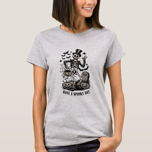 不気味な日ハロウィーンの魔女スケルトンを持っている Tシャツ (正面)