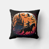 不気味な月明かりの下でハロウィーンの馬に乗る クッション (裏面)